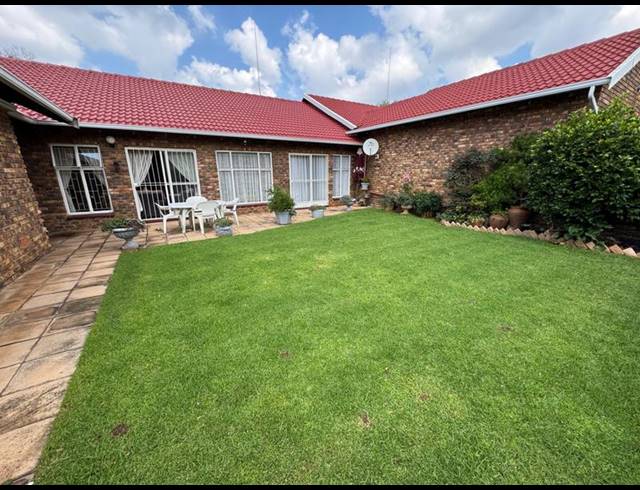 3 BEDROOM TOWNHOUSE FOR SALE IN BIRCHLEIGH